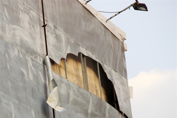 Hai mẹ con suýt chết vì tôn từ biển quảng cáo bay ra đường