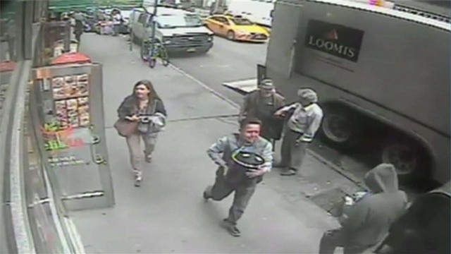 Tên trộm bê xô vàng bỏ chạy trên đường phố New York hôm 29/11 (Ảnh: NBC)