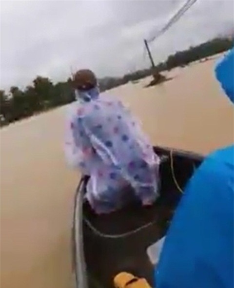 Cầm bình truyền dịch, chạy đua với lũ cấp cứu bệnh nhi - 1