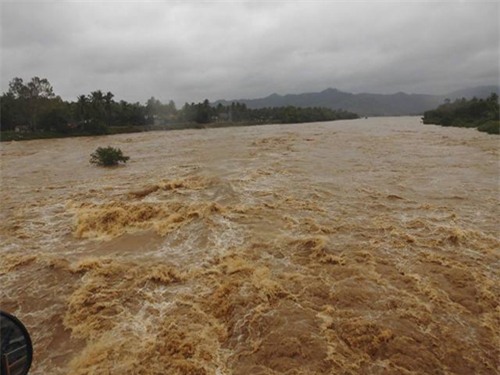 Cầm bình truyền dịch, chạy đua với lũ cấp cứu bệnh nhi - 2