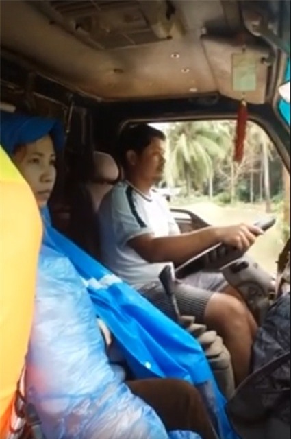 Cầm bình truyền dịch, chạy đua với lũ cấp cứu bệnh nhi - 3