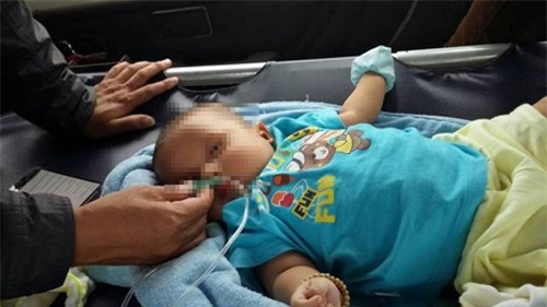 Cầm bình truyền dịch, chạy đua với lũ cấp cứu bệnh nhi - 4