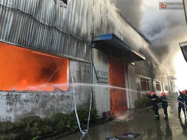 Nhiều người nghi vụ cháy ở KCN Ngọc Hồi do nhóm thợ hàn ống hút khói - Ảnh 3.
