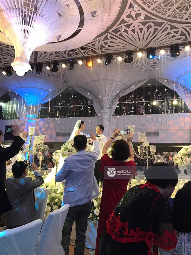 Đám cưới MC Mai Ngọc: Không gian lộng lẫy, cầu kỳ, xứng đáng là đám cưới sang chảnh nhất Hà Nội hôm nay - Ảnh 16.