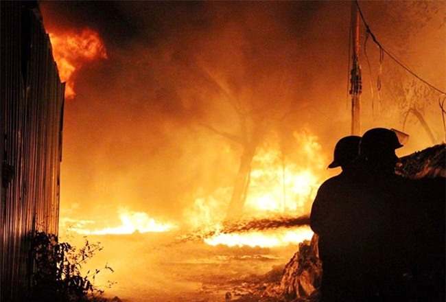 Chay xuong nhua rong 1.000 m2 gan Dai lo Thang Long hinh anh 1