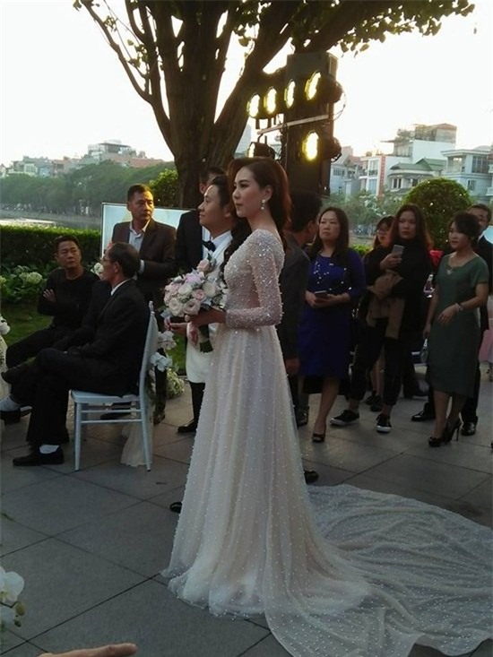 MC Mai Ngọc lộng lẫy trong đám cưới với bạn trai giàu có