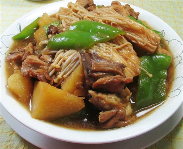 Gà hầm rau củ nóng hổi cho ngày lạnh