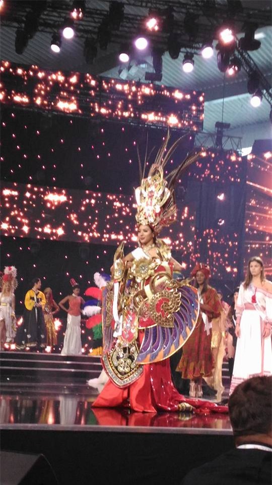 Vấp ngã, rơi mũ áo trên sân khấu, Khả Trang vẫn thắng giải trang phục đẹp nhất tại Miss Supranational 2016 - Ảnh 2.