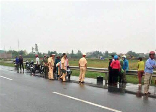 Người phụ nữ chở con chết trên quốc lộ: Kẻ mạo danh viết đơn khiếu nại khai gì? - Ảnh 1.