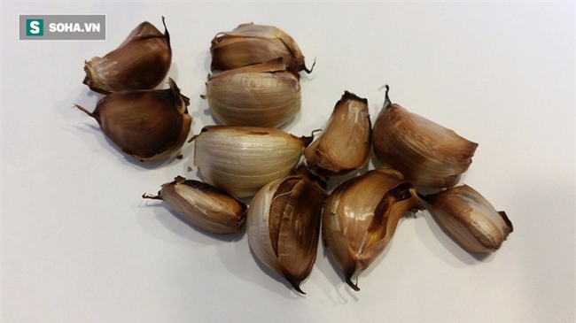 Không có tỏi đen, hãy ăn 6 tép tỏi nướng/ngày suốt 1 tháng: Bạn sẽ bất ngờ với kết quả! - Ảnh 1.