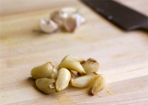 Không có tỏi đen, hãy ăn 6 tép tỏi nướng/ngày suốt 1 tháng: Bạn sẽ bất ngờ với kết quả! - Ảnh 2.