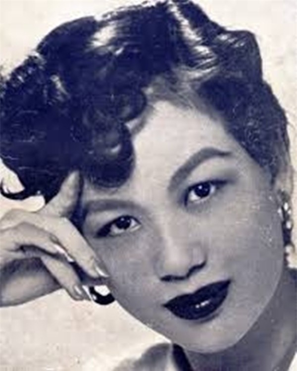 nghi luc cua hoa hau viet nam dau tien khong chong ma co con hinh anh 4