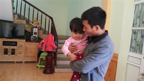 di chua viem phoi, be gai 2 tuoi bat ngo bi liet hoan toan chan phai - 1