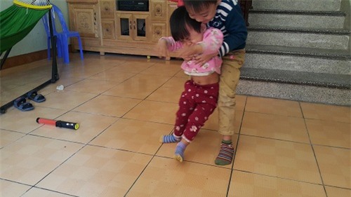 di chua viem phoi, be gai 2 tuoi bat ngo bi liet hoan toan chan phai - 2