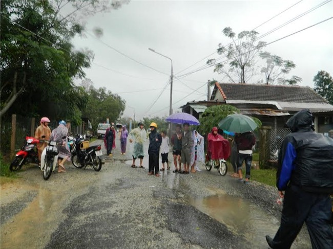 quang nam: me cho con qua cau nuoc lu cuon con chet hinh anh 2