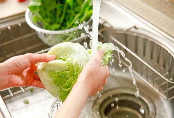 Mẹ hại con chậm phát triển, kém thông minh chỉ vì thói quen rửa rau quá phổ biến - Ảnh 2.