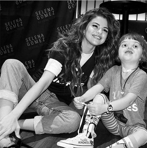 Selena Gomez 'song ao' khong doi thu tren Instagram hinh anh 4