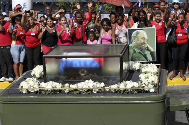 Người dân Cuba tiễn lãnh tụ Fidel Castro về nơi an nghỉ cuối cùng