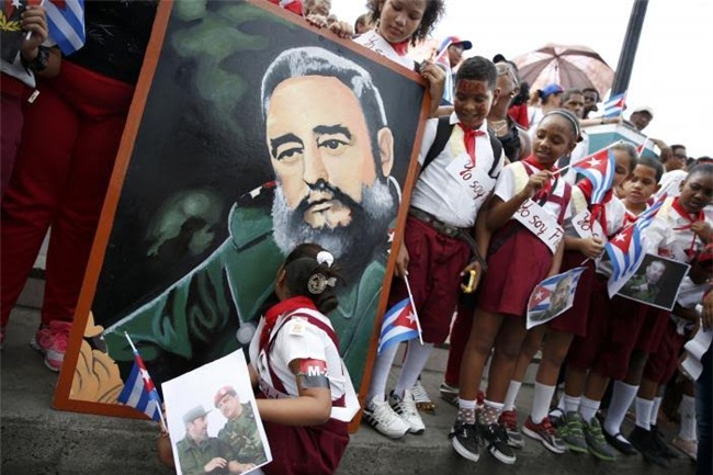 Người dân Cuba tiễn lãnh tụ Fidel Castro về nơi an nghỉ cuối cùng