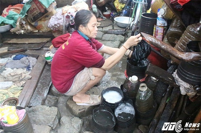 Cuộc sống như thời nguyên thủy của ba mẹ con người rừng ở Huế - Ảnh 10.