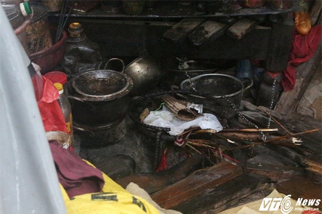 Cuộc sống như thời nguyên thủy của ba mẹ con người rừng ở Huế - Ảnh 12.