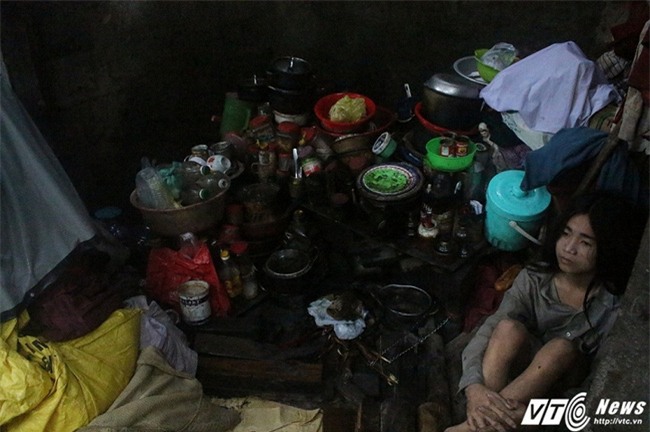 Cuộc sống như thời nguyên thủy của ba mẹ con người rừng ở Huế - Ảnh 7.