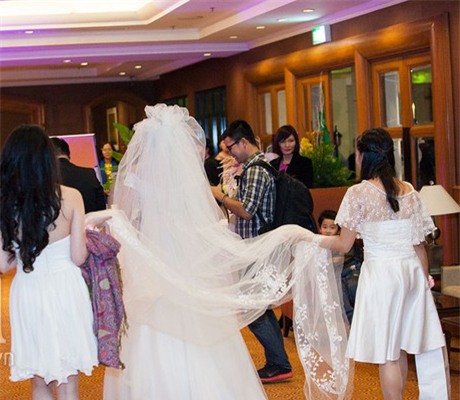 cham diem chiec vay trong dai nhat cuoc doi cua cac hoa hau viet - 2