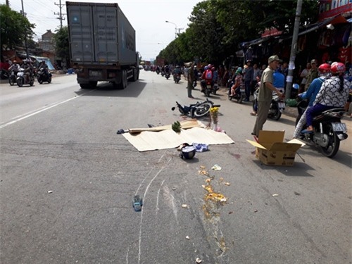 Ngất xỉu khi thấy mẹ chết, chồng bị container cán nát chân - 1