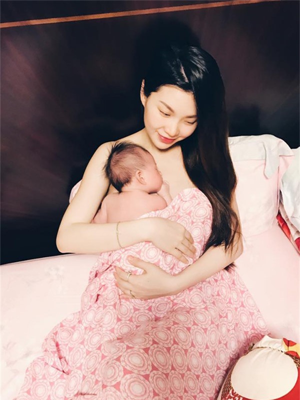 Ngày 30/9, Á hậu Diễm Trang vỡ òa hạnh phúc khi hạ sinh con gái đầu lòng nặng 3,5 kg, dài 50 cm. Bé được mẹ Diễm Trang đặt tên là Julia.