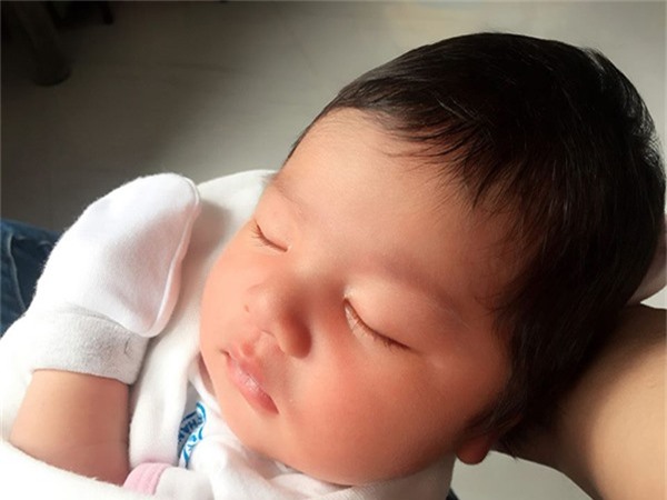 Hình ảnh hiếm hoi về con gái Vân Trang được cô đăng tải trên trang Facebook cá nhân lập cho bé. Có thể thấy bé Nhỏ Xíu có mái tóc đen nhánh gióng hệ mẹ, gương mặt rất dễ thương.
