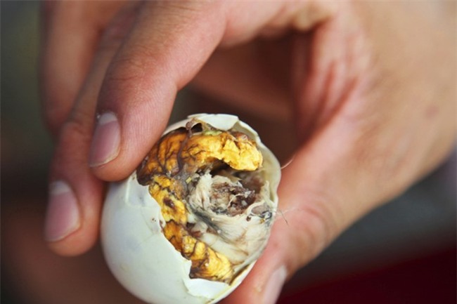 Tác dụng phụ nguy hiểm khi ăn nhiều trứng vịt lộn  - Ảnh 1.