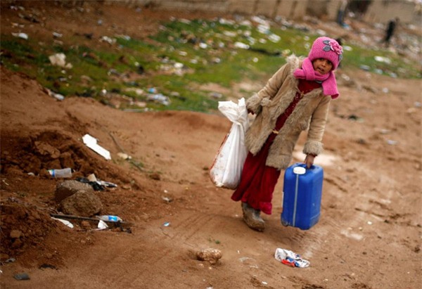 Một bé gái Irag mang đồ đạc của mình chạy trốn khỏi thành trì Nhà nước Hồi giáo ở khu vực al-Samah, Iraq.