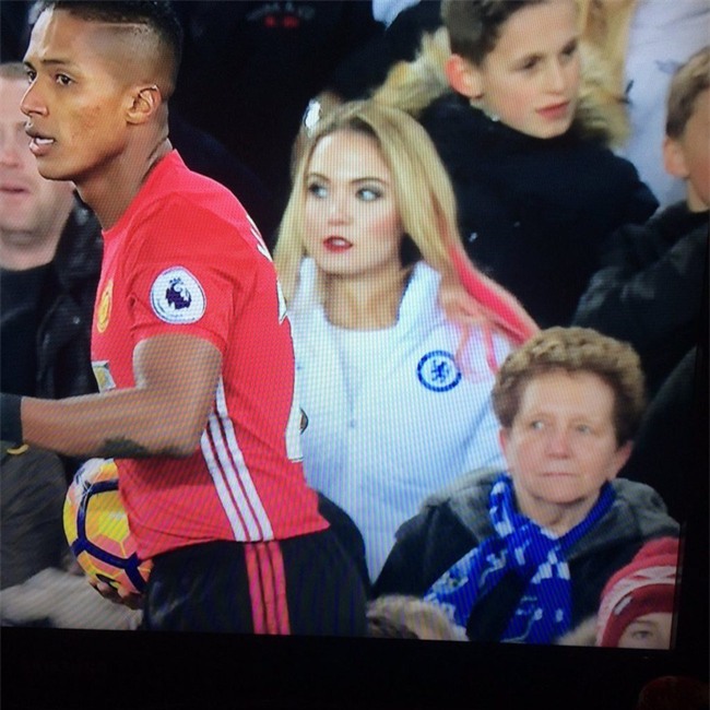 Fan nữ Chelsea gây sốt trong trận hòa thất vọng của Man Utd vì... quá đẹp - Ảnh 1.