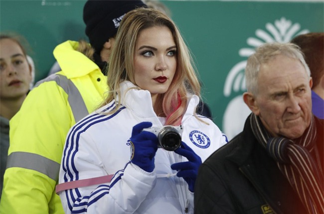 Fan nữ Chelsea gây sốt trong trận hòa thất vọng của Man Utd vì... quá đẹp - Ảnh 2.