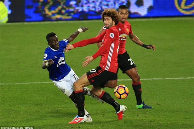 MU rơi điểm đau đớn, CĐV MU đòi tống cổ tội đồ” Fellaini-1