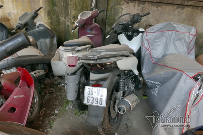 SH, Spacy trùm cỏ, phủ bụi trong bãi xe vi phạm