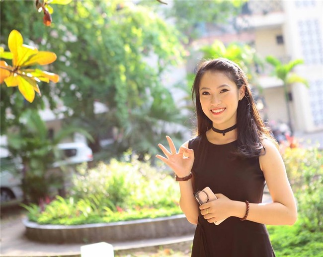 Gặp lại nữ sinh xinh đẹp nhại 7 thứ tiếng