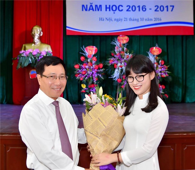 Gặp lại nữ sinh xinh đẹp nhại 7 thứ tiếng