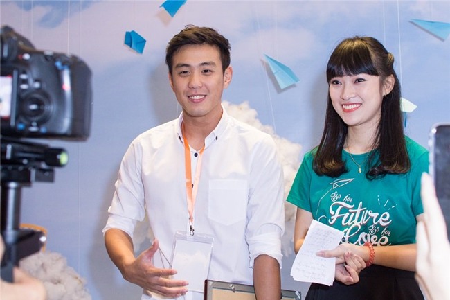 Gặp lại nữ sinh xinh đẹp nhại 7 thứ tiếng