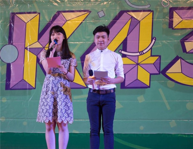 Gặp lại nữ sinh xinh đẹp nhại 7 thứ tiếng