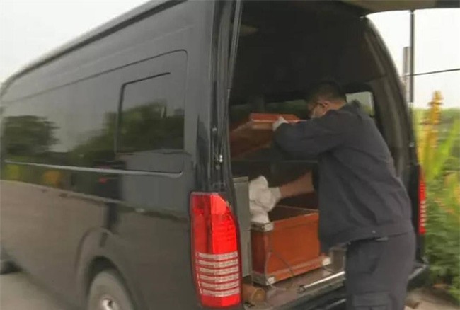 Cặp đôi 18 tuổi tự sinh con ở nhà rồi thẳng tay vứt vào thùng rác khiến dư luận phẫn nộ - Ảnh 4.