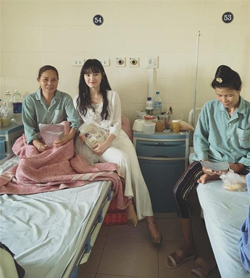 su giong nhau ky la cua be gai lao cai 3,5kg va me nuoi 9x khi cung 15 thang tuoi - 4