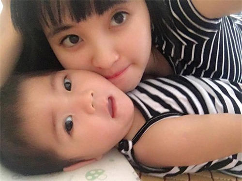 su giong nhau ky la cua be gai lao cai 3,5kg va me nuoi 9x khi cung 15 thang tuoi - 8