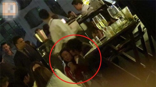 Lee Byung Hun uống rượu say ôm hôn người phụ nữ khác ngay trước mặt vợ - Ảnh 2.