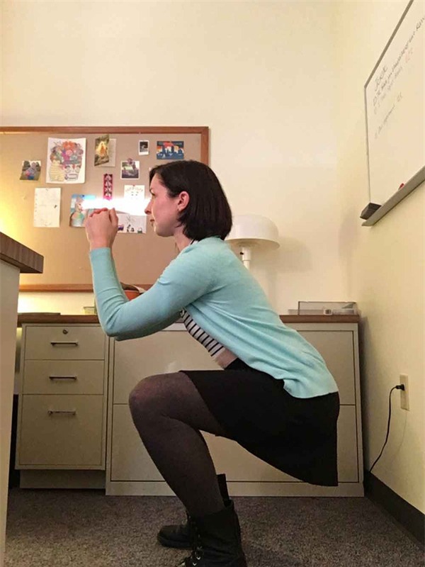 tập squat tại nơi làm việc