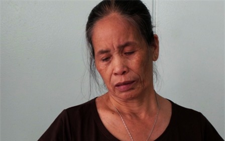 Người mẹ nghèo nghẹn ngào bên giường bệnh của cô con gái khốn khổ