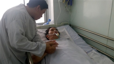 Anh Thanh Sơn nắm chặt tay như muốn níu kéo sự sống của người vợ