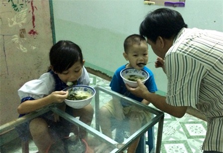Hai đứa trẻ tội nghiệp và những bữa cơm qua ngày nhờ sự đùm bọc của lối xóm