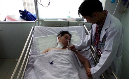 
Bác sĩ Tuyến cho biết việc điều trị của chị Thu Hà rất tốn kém và khó khăn
