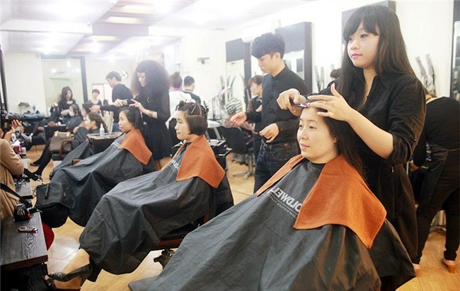 Thu trăm triệu/tháng: Đau rát, ứa máu chị em khóc thầm về đêm